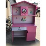 Bàn học sinh có kệ sách bằng nhựa màu hồng